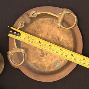 Lote de Piezas Antiguas: Jarro Cervecería, Cenicero, Campanilla y Cencerro Conmemorativo - imagen 2