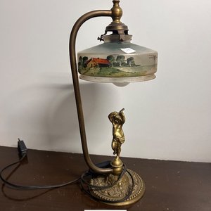 Lámpara de mesa antigua con figura de querubín y paisaje pintado - imagen 5
