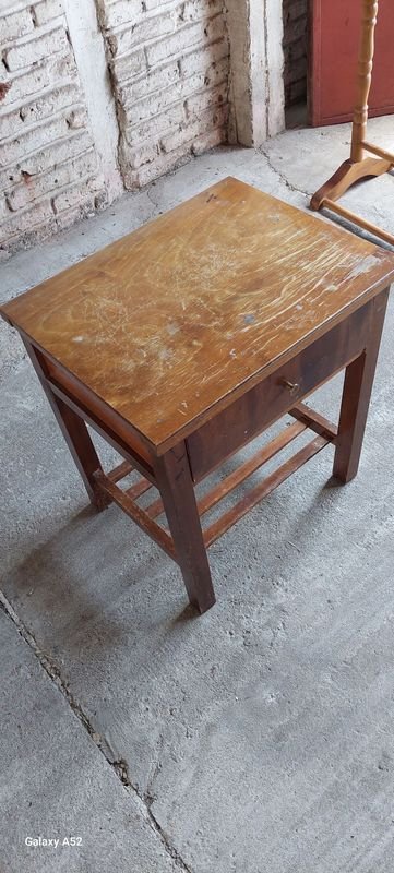 Mesa de madera con cajón y estante - imagen 4