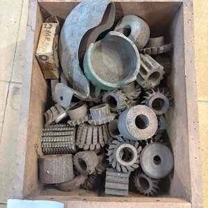 Lote de Fresas y Piezas para Máquina de Zapatería en Cajón de Madera - imagen 3