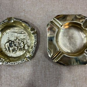 Lote siguiente: Par de Ceniceros Antiguos de Bronce con Relieve Figurativo