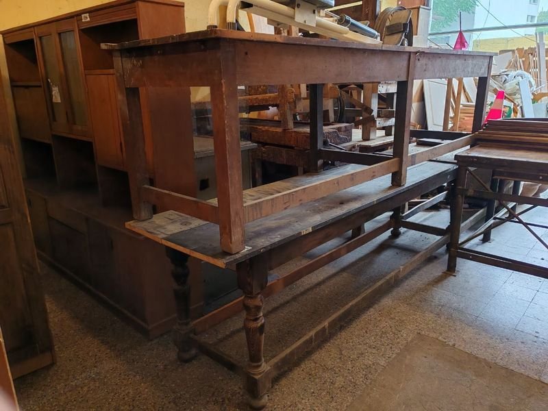 Mesa de trabajo antigua y rústica