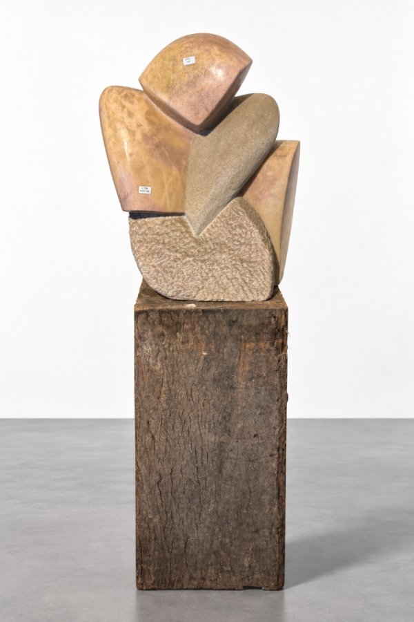 Escultura Abstracta en Piedra de Aurelio Lebrato sobre Base de Durmiente