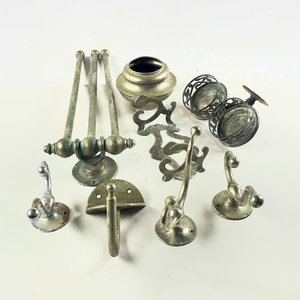 Lote anterior: Ocho piezas en metal, toallero, porta papel, percheros