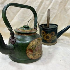 Lote anterior: Juego de 2 Piezas Antiguas de Hojalata Pintada: Tetera y Regadera Decorativas