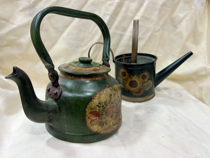 Juego de 2 Piezas Antiguas de Hojalata Pintada: Tetera y Regadera Decorativas