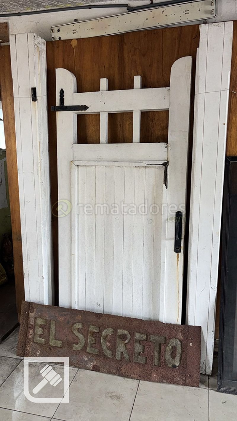 Puerta Antigua Blanca con Detalle "El Secreto"