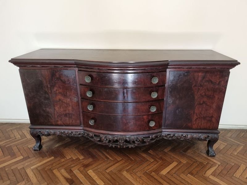 Antiguo Bahiut Estilo Chippendale en Pluma de Caoba