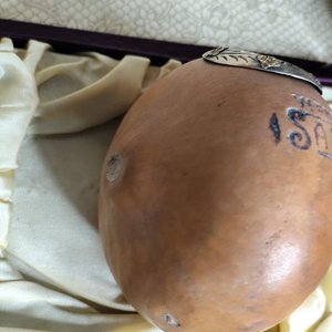 Antiguo Mate Galleta "Sara" con Virola de Plata y Apliques de Oro en Caja Original - imagen 3