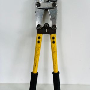 Pinza Ponchadora Profesional con Mangos Amarillos y Negros - imagen 1