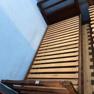 Cama de 1 Plaza Estilo Clásico en Madera Oscura - imagen 4