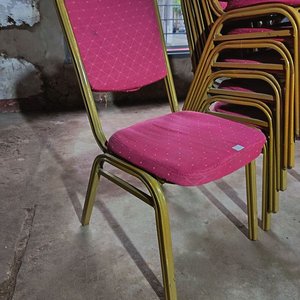 Lote de 6 Sillas Plegables Tapizadas Rojas con Estructura Dorada - imagen 3