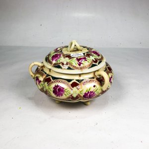 Lote siguiente: Centro de Porcelana Floral con Tapa y Asas - 20 x 11 cm
