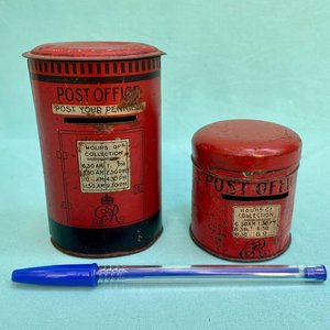 Lote siguiente: 2 alcancías lata litografías forma de buzon. Post Office (oficina d correos). Horarios de recolección. Alturas: 10.5 cm y  cm.