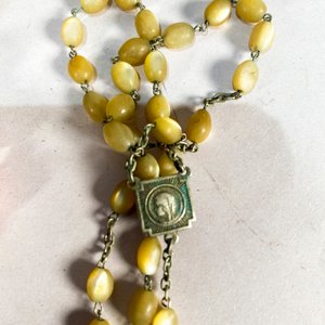 Lote de Bijouterie: Collares y Rosario con Dije de Cruz - imagen 3