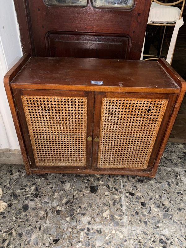 Rack de TV de Madera con Dos Puertas y Esterilla