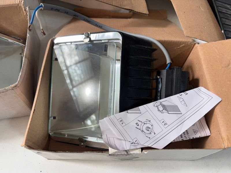Caja con focos desconocidos para la venta - imagen 2