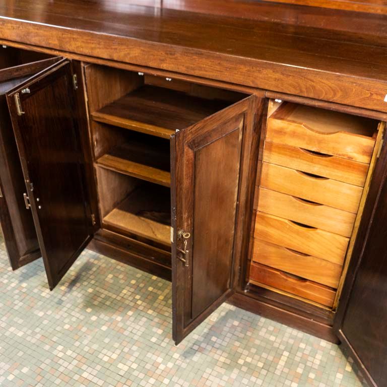 Aparador de seis puertas con cajonera interior en buen estado - imagen 2