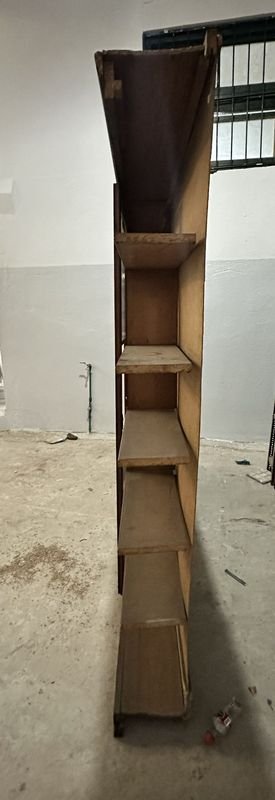 Librería de madera con tres puertas - imagen 6