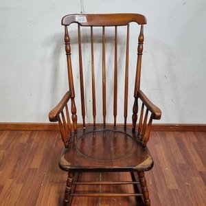 Importante Sillón Mecedor Clásico de Madera con Torneados - imagen 1