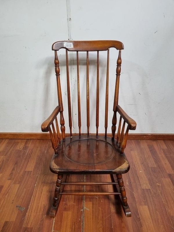 Importante Sillón Mecedor Clásico de Madera con Torneados