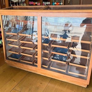 Vitrina Mostrador Antigua de Pino Restaurada con Cajones y Tiradores Metálicos - imagen 5