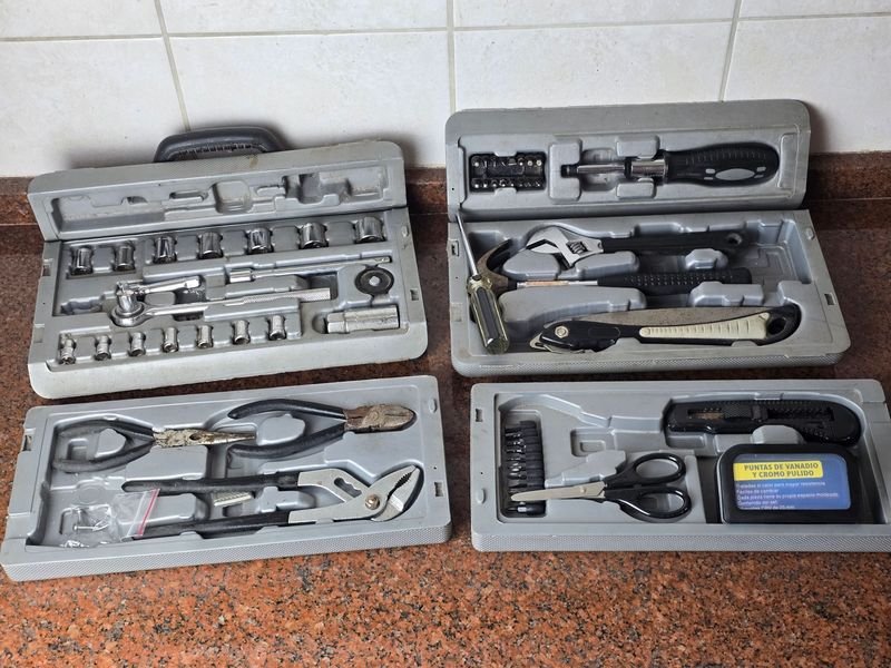 Conjunto Variado de Herramientas Manuales y Accesorios