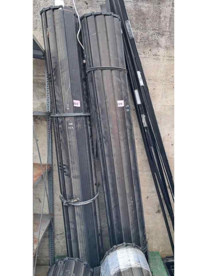 Dos Rollos de Material Negro para Toldos o Persianas