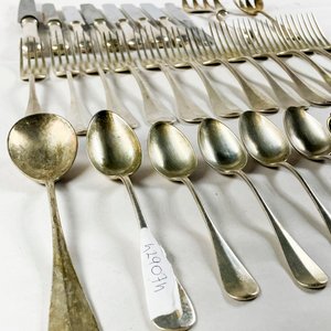 Set de 30 Piezas Christofle y Metal: Tenedores, Cucharas Soperas, Colador y Cuchillas - imagen 3