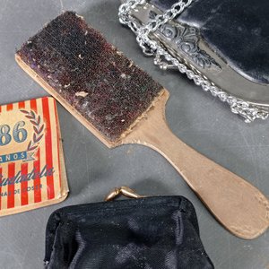 Set de 4 Accesorios de Cuero y Tela: Cartera, Cepillo y Más - imagen 4