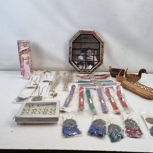 Lote de Bijouterie Contemporánea con Espejo Octogonal y Adornos - imagen 1