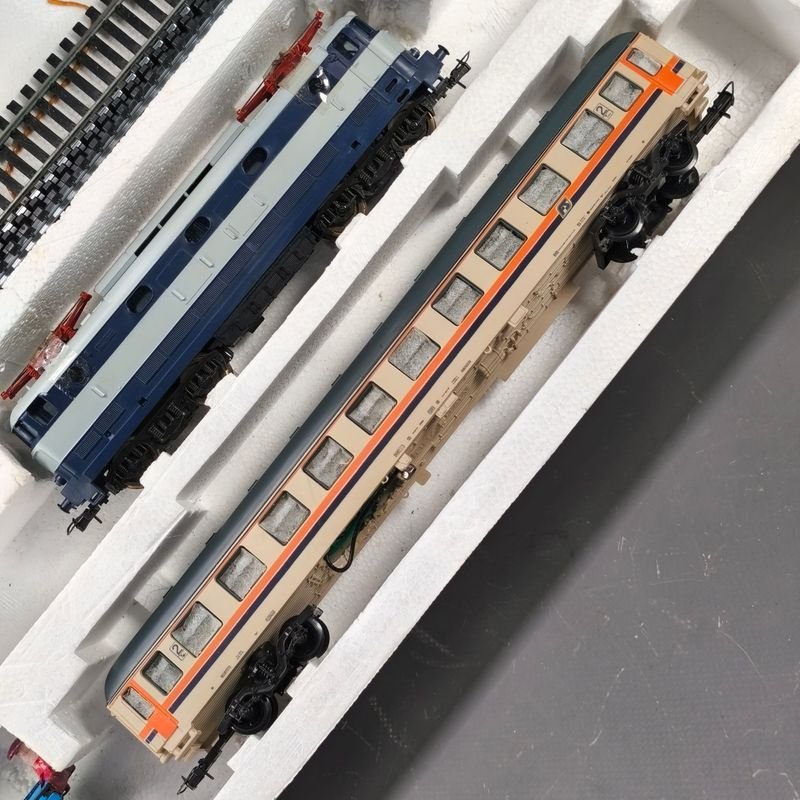 Colección de trenes modelo en HO escala con detalles y características - imagen 9