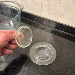 Lote de 11 Artículos de Vidrio: Bowl, Fuente, Azucarero y Pocillos - imagen 4