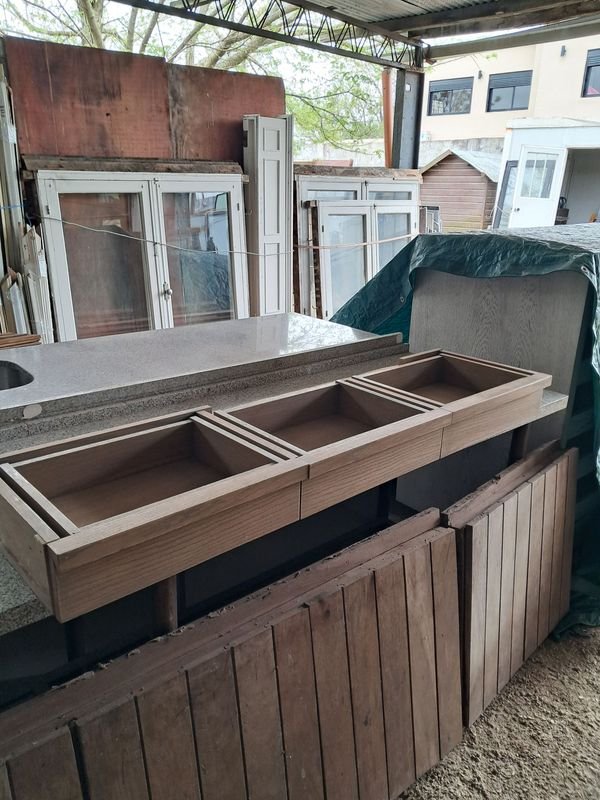 Cajonero Bajo Mesada de Roble con 3 Cajones