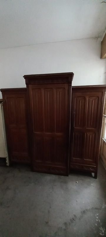 Mueble de madera con diseño antiguo - imagen 2