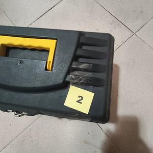 Caja de Herramientas Negra con Manija Amarilla y Cierre Metálico - imagen 2