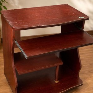 Lote siguiente: Mesa para Computadora en Tono Caoba con Bandeja Deslizable y Estantes