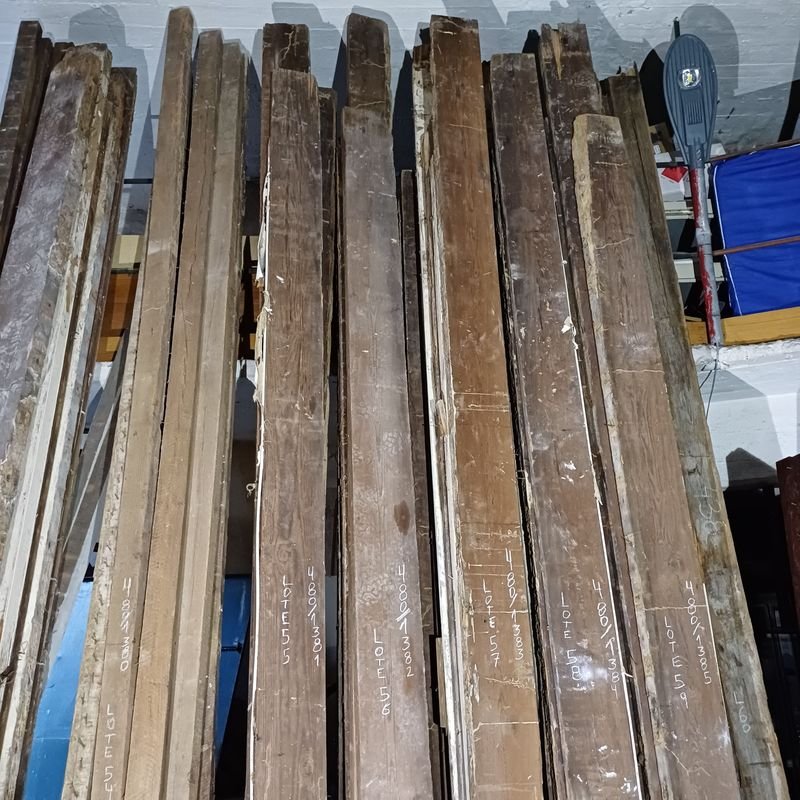 Seis tirantes de pinotea con rastros de polilla para construcción - imagen 3