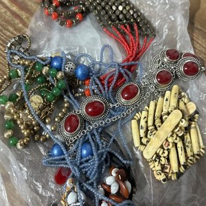 Lote siguiente: Bijouterie Variada con Piedras Rojas y Detalles Metálicos