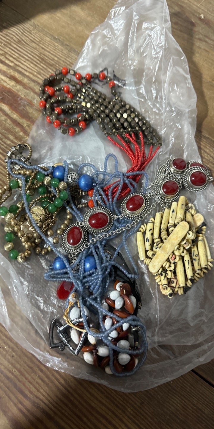 Bijouterie Variada con Piedras Rojas y Detalles Metálicos