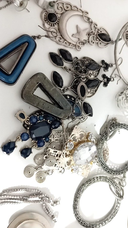 Variedad de anillos, pulseras, collares y pendientes de estilos diversos - imagen 3