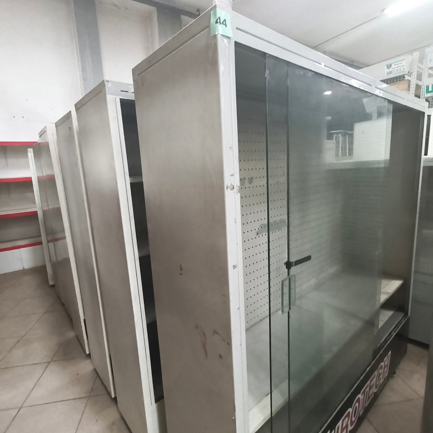 Vitrina Vertical Metálica con Frente de Vidrio Eurotech