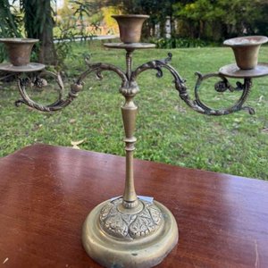 Candelabros en bronce con un estilo ornamentado - imagen 2