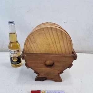 L 293 - 6 Posavasos - Set de 6 posavasos en madera rústica con soporte tipo barril, ideales para mesa de living o barra (Con signos de uso) - imagen 2
