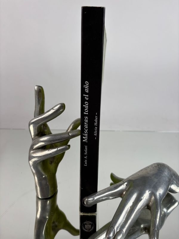 Libro de arte contemporáneo con máscaras y escultura - imagen 3