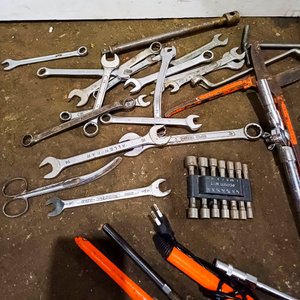 Lote de Herramientas Varias: Remachadora, Pinzas, Llaves, Dados y Más - imagen 2