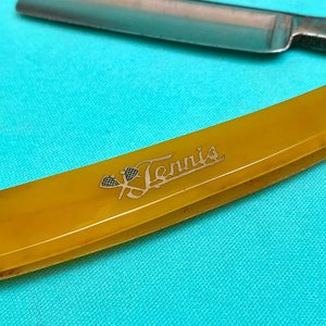 Solingen. Modelo " Tennis " Made in Germany. Usable. En su mango tiene la inscripción posiblemente incrustado en plata la palabra tenis con 2 raquetas dibujadas. Conserva su estuche original en madera con tapa más el asentador en cuero. - imagen 7