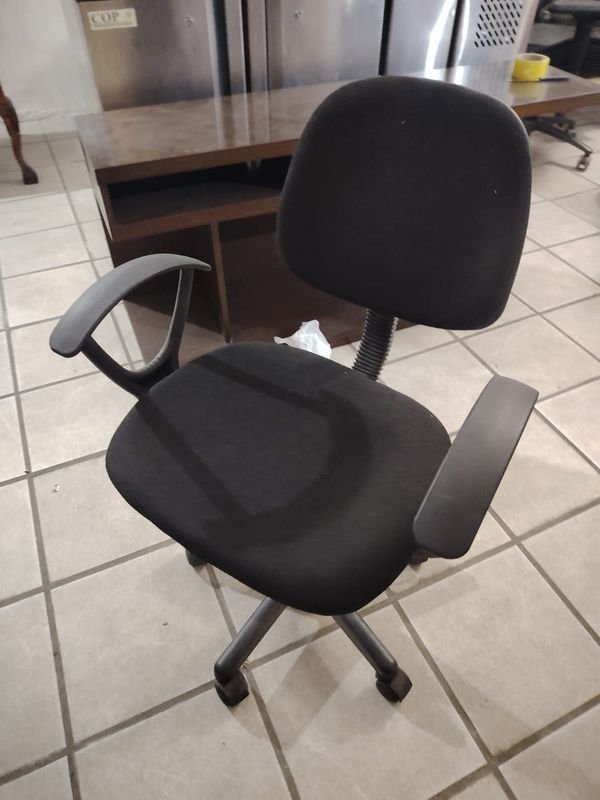 Silla de Oficina Negra con Brazos y Ruedas