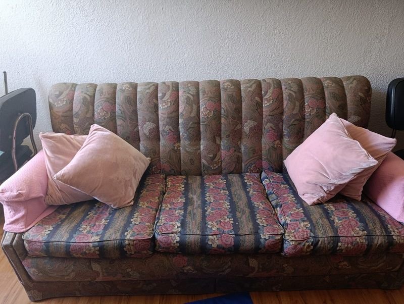 Lote siguiente: Sofá cama de tres cuerpos en buen estado