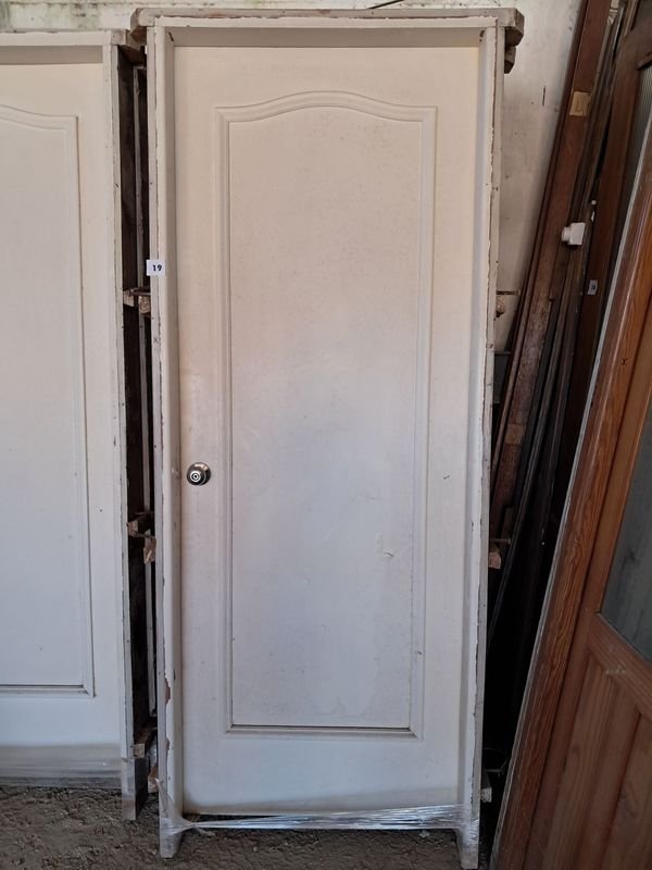 Puertas de madera antigua con diseño clásico - imagen 1